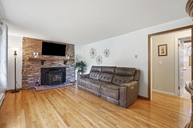 46 Country Rd, Agawam, MA 01001