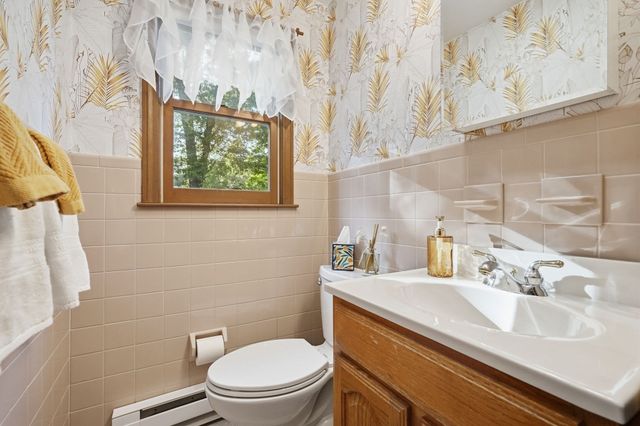 46 Country Rd, Agawam, MA 01001