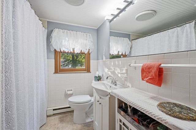 46 Country Rd, Agawam, MA 01001
