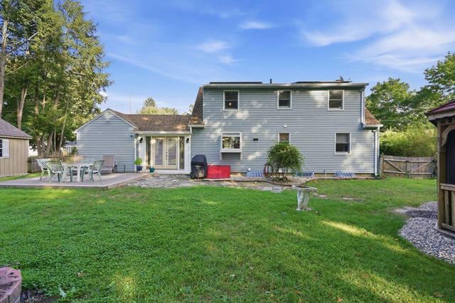 46 Country Rd, Agawam, MA 01001
