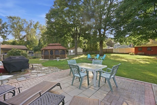 46 Country Rd, Agawam, MA 01001