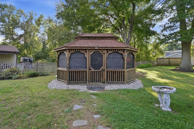 46 Country Rd, Agawam, MA 01001