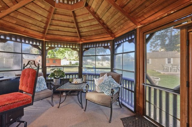 46 Country Rd, Agawam, MA 01001