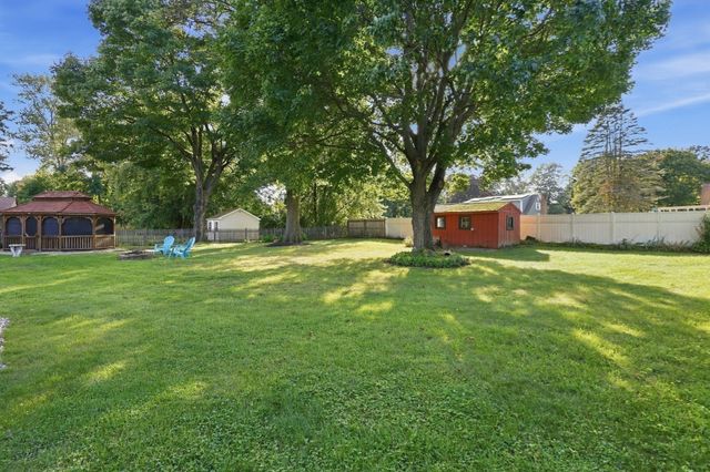 46 Country Rd, Agawam, MA 01001