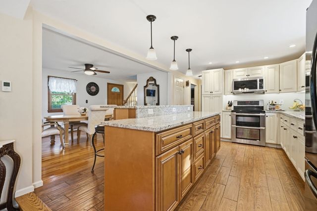 46 Country Rd, Agawam, MA 01001