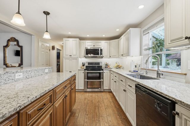 46 Country Rd, Agawam, MA 01001