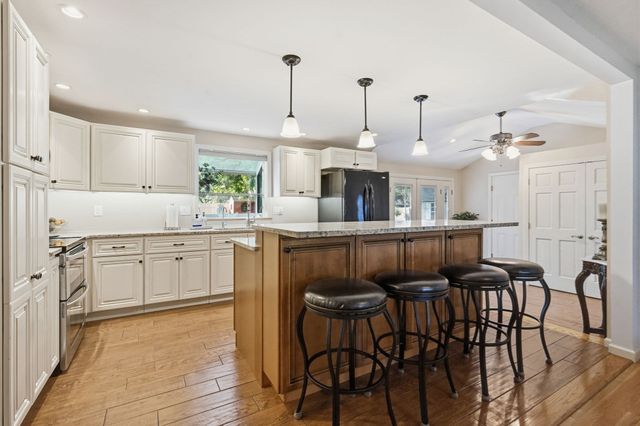 46 Country Rd, Agawam, MA 01001