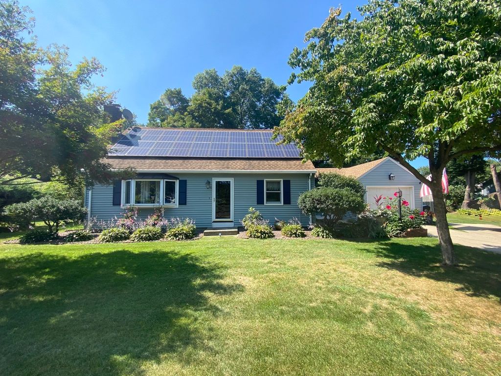 46 Country Rd, Agawam, MA 01001