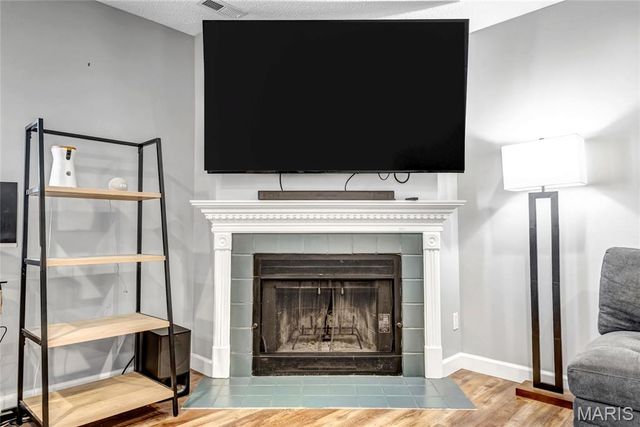 9155 N Swan Circle, St Louis, MO 63144