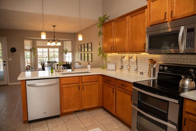 3740 N Oak Point Avenue, Springfield, MO 65803