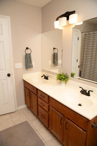 3740 N Oak Point Avenue, Springfield, MO 65803