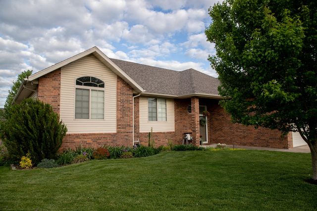 3740 N Oak Point Avenue, Springfield, MO 65803