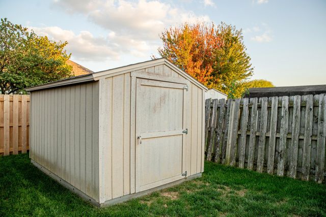 3740 N Oak Point Avenue, Springfield, MO 65803