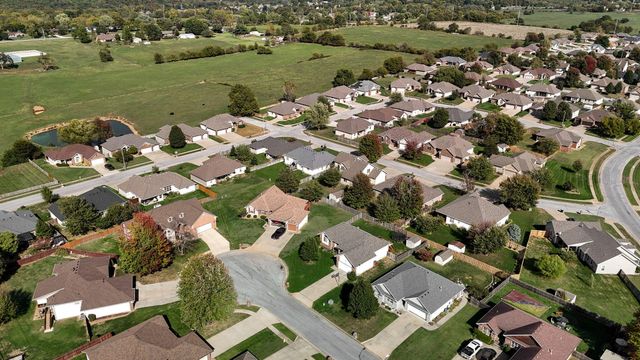 3740 N Oak Point Avenue, Springfield, MO 65803