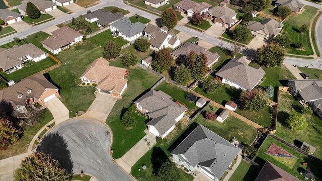 3740 N Oak Point Avenue, Springfield, MO 65803