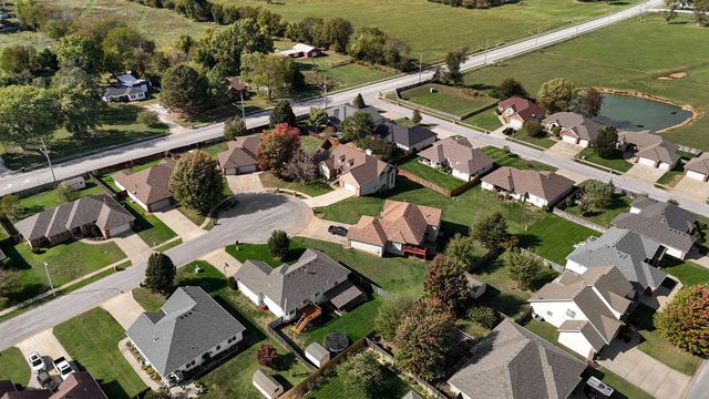 3740 N Oak Point Avenue, Springfield, MO 65803