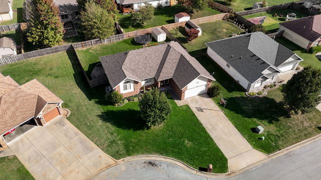 3740 N Oak Point Avenue, Springfield, MO 65803
