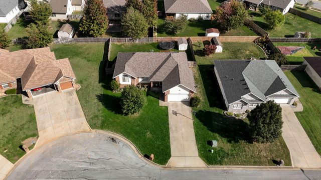 3740 N Oak Point Avenue, Springfield, MO 65803