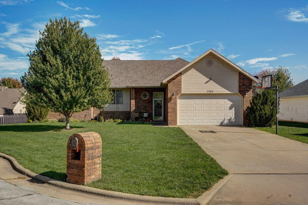 3740 N Oak Point Avenue, Springfield, MO 65803