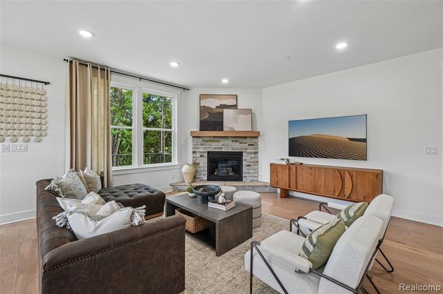 3065 Wyvern, Lake Orion, MI 48359