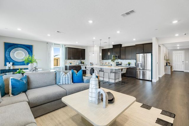 8085 Gwinn Cir, Elk Grove, CA 95757