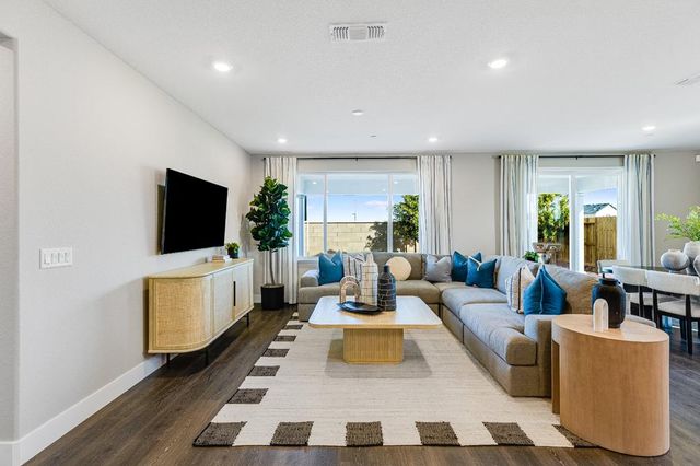 8085 Gwinn Cir, Elk Grove, CA 95757