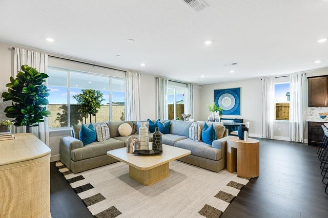 8085 Gwinn Cir, Elk Grove, CA 95757