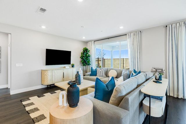 8085 Gwinn Cir, Elk Grove, CA 95757