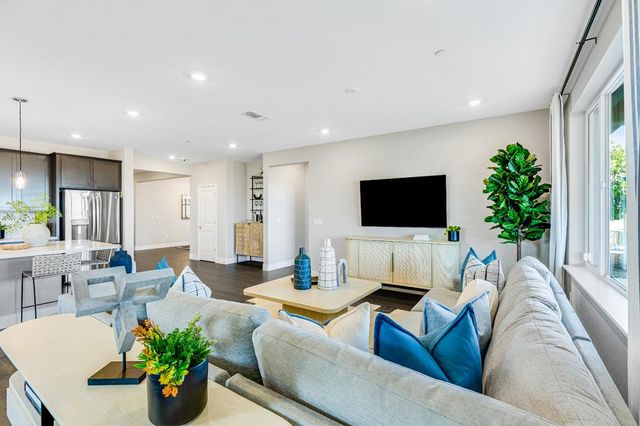 8085 Gwinn Cir, Elk Grove, CA 95757