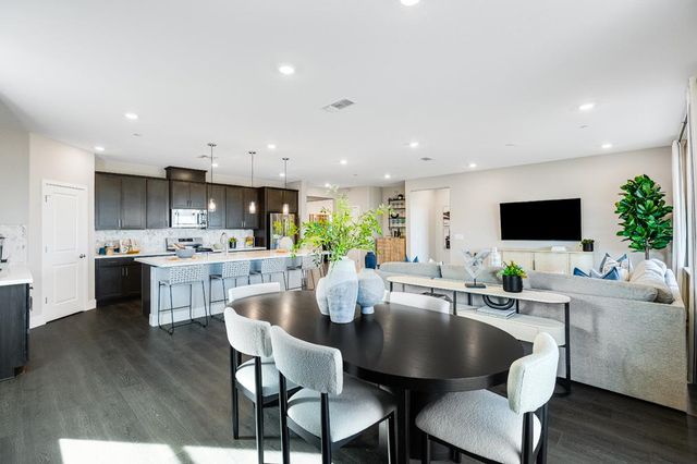 8085 Gwinn Cir, Elk Grove, CA 95757