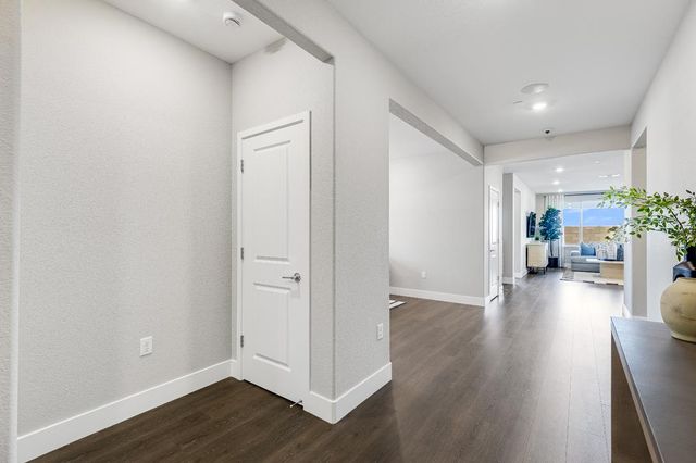 8085 Gwinn Cir, Elk Grove, CA 95757