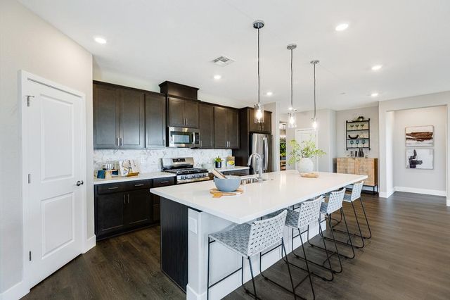 8085 Gwinn Cir, Elk Grove, CA 95757