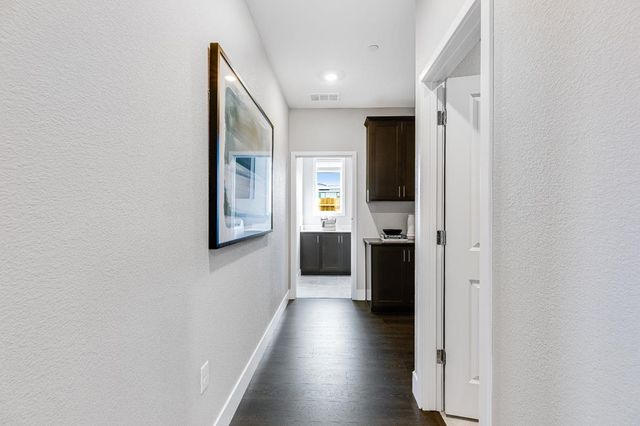 8085 Gwinn Cir, Elk Grove, CA 95757