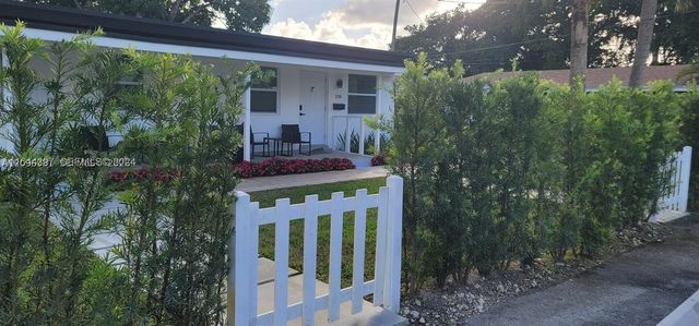 208 SE 4th St 1-2, Hallandale Beach, FL 33009