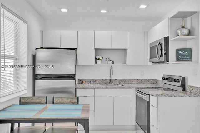 208 SE 4th St 1-2, Hallandale Beach, FL 33009