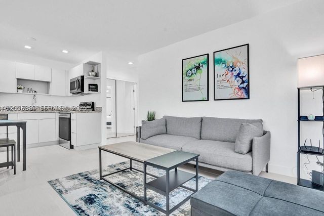 208 SE 4th St 1-2, Hallandale Beach, FL 33009