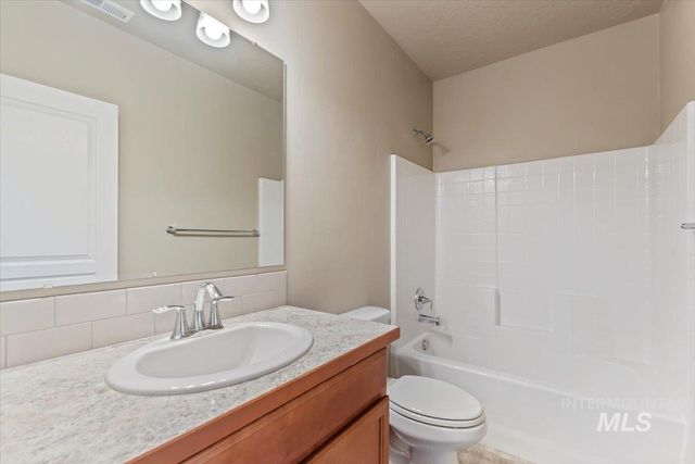 8 N Wooddale Ave., Eagle, ID 83616