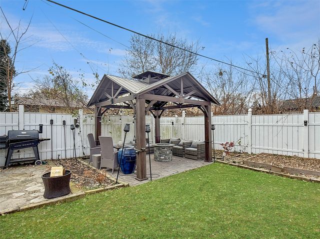 406 1st Street E, Altoona, IA 50009