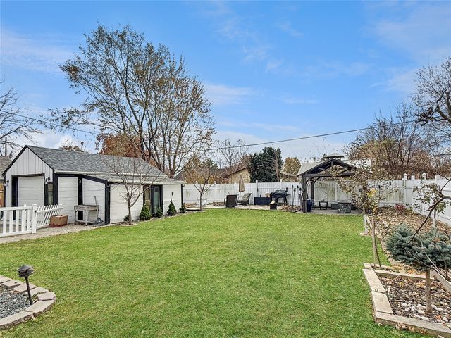 406 1st Street E, Altoona, IA 50009