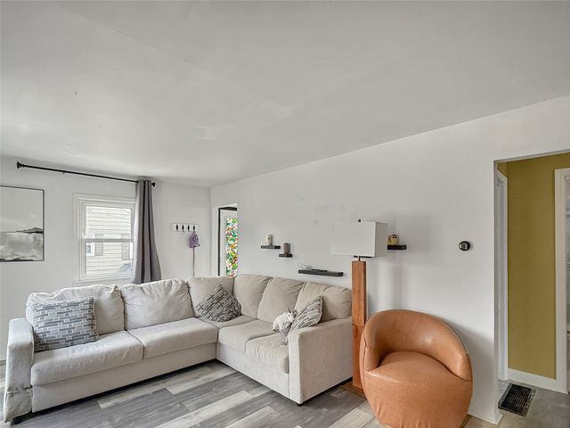 406 1st Street E, Altoona, IA 50009