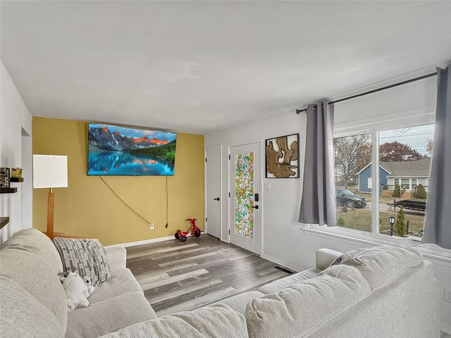 406 1st Street E, Altoona, IA 50009