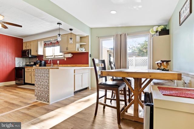 915 MAIN ST, Harrisburg, PA 17113