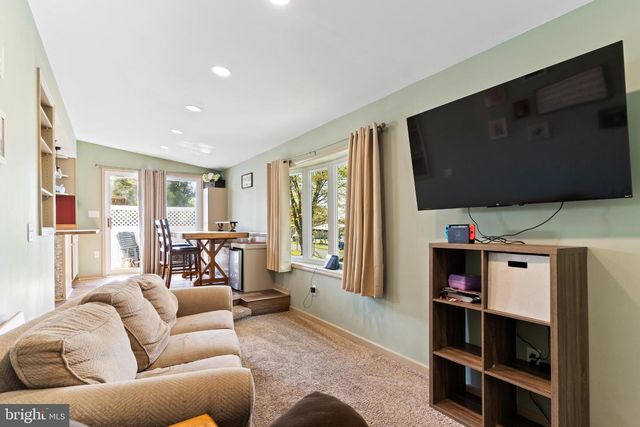 915 MAIN ST, Harrisburg, PA 17113