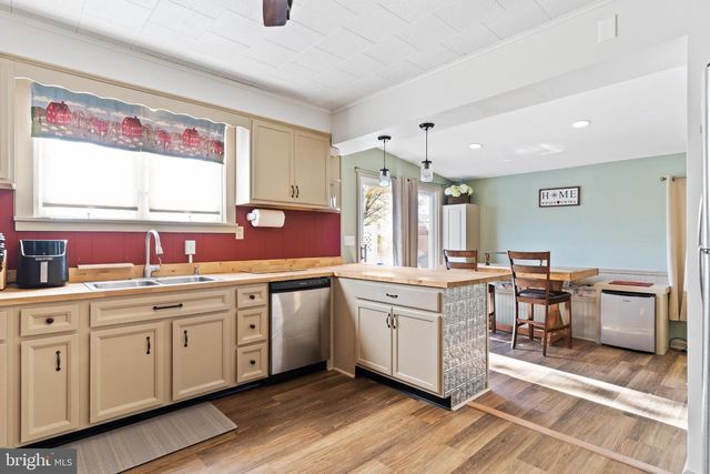 915 MAIN ST, Harrisburg, PA 17113