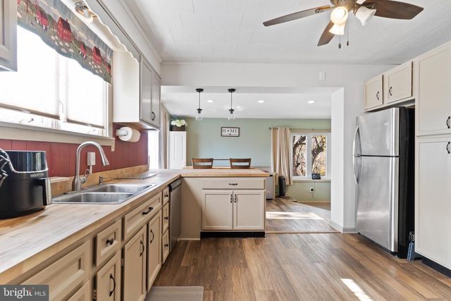 915 MAIN ST, Harrisburg, PA 17113