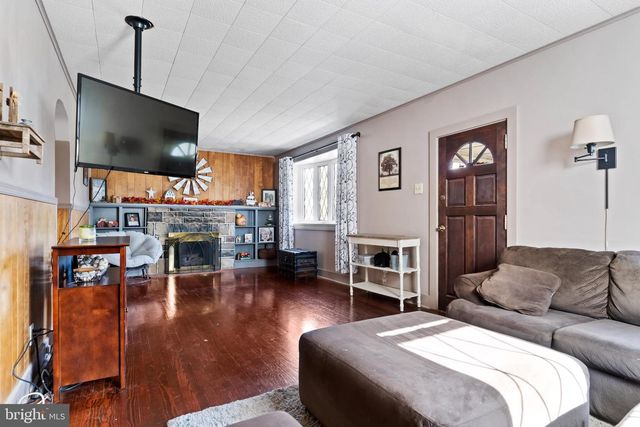 915 MAIN ST, Harrisburg, PA 17113