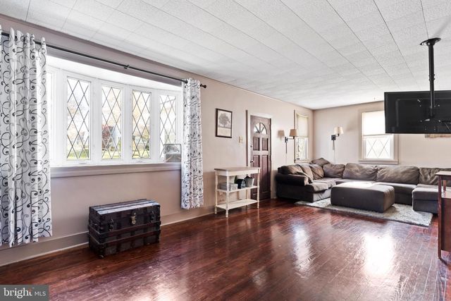 915 MAIN ST, Harrisburg, PA 17113