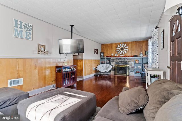 915 MAIN ST, Harrisburg, PA 17113