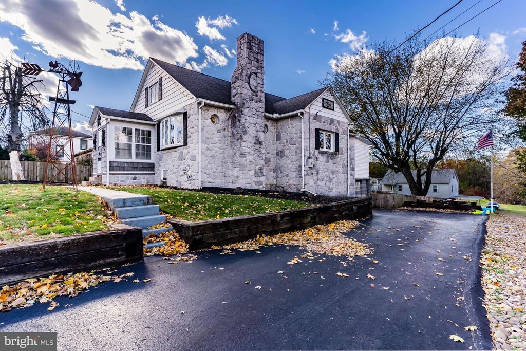 915 MAIN ST, Harrisburg, PA 17113