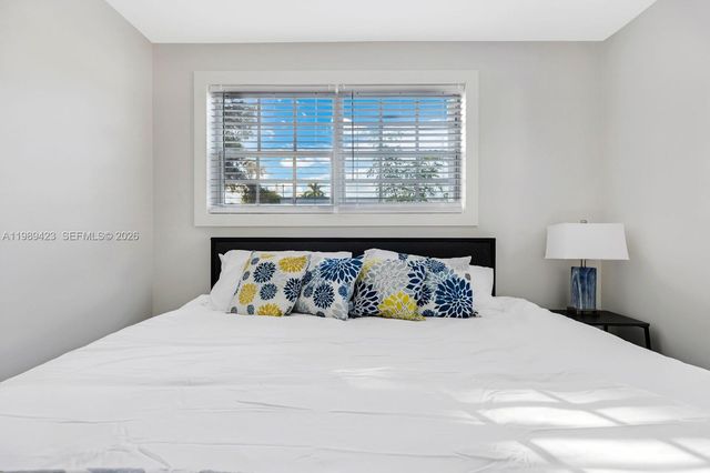 38 Miami Gardens Rd, West Park, FL 33023